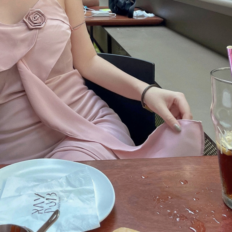 （yls💕-浙江省·杭州市·江干区--目前抖音有1W+粉丝 可接服装类植入 接拍买家秀 服装 包包 等都可 会修图 会剪辑 出图快