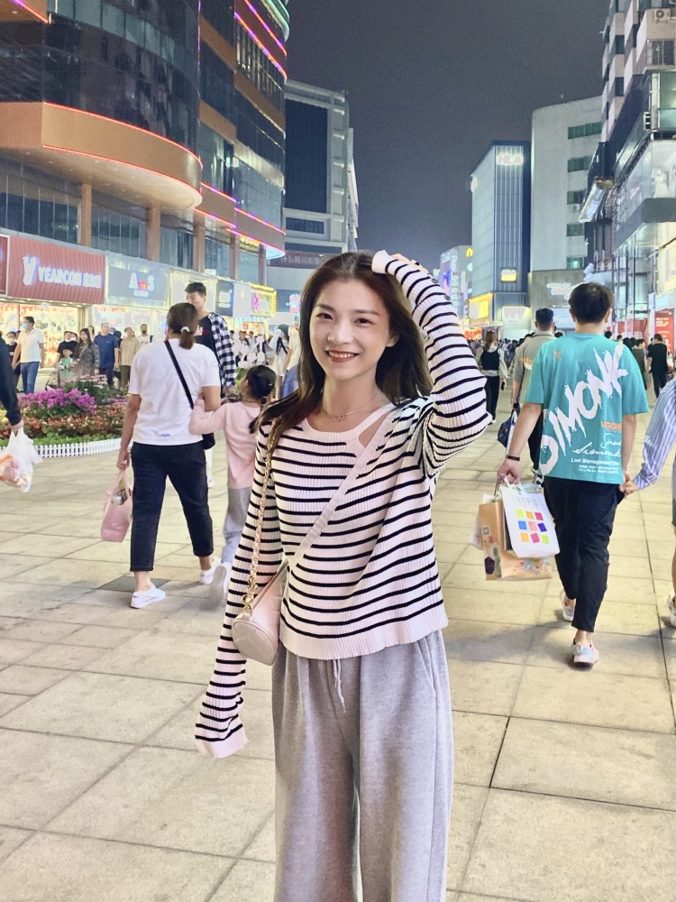 Janine.-上海市·上海市·松江区--1.目前状态:待就业,有足够的时间做自己喜欢的事情;
2.个人简介:身高155cm,体重42kg,长相偏可爱甜美风格;
3.兴趣爱好:喜欢穿搭、分享日常生活;会简单的摄影,爱拍照,会p图。
可接寄拍单