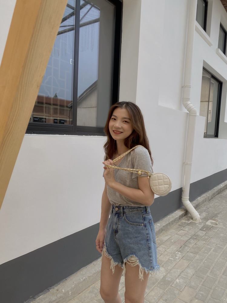 Janine.-上海市·上海市·松江区--1.目前状态:待就业,有足够的时间做自己喜欢的事情;
2.个人简介:身高155cm,体重42kg,长相偏可爱甜美风格;
3.兴趣爱好:喜欢穿搭、分享日常生活;会简单的摄影,爱拍照,会p图。
可接寄拍单