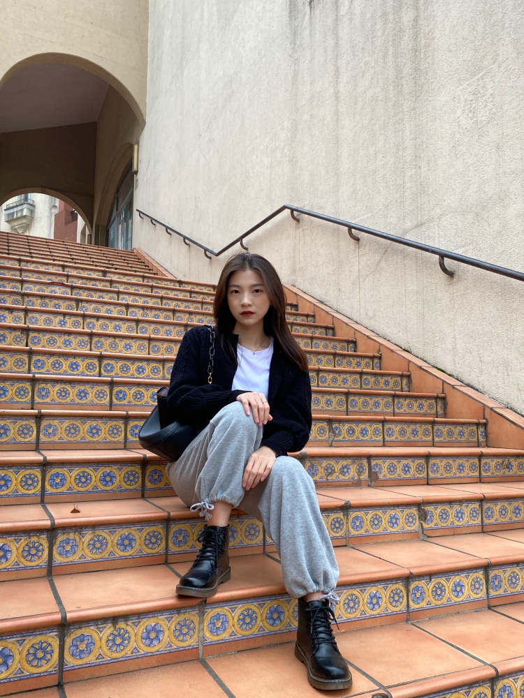 Janine.-上海市·上海市·松江区--1.目前状态:待就业,有足够的时间做自己喜欢的事情;
2.个人简介:身高155cm,体重42kg,长相偏可爱甜美风格;
3.兴趣爱好:喜欢穿搭、分享日常生活;会简单的摄影,爱拍照,会p图。
可接寄拍单