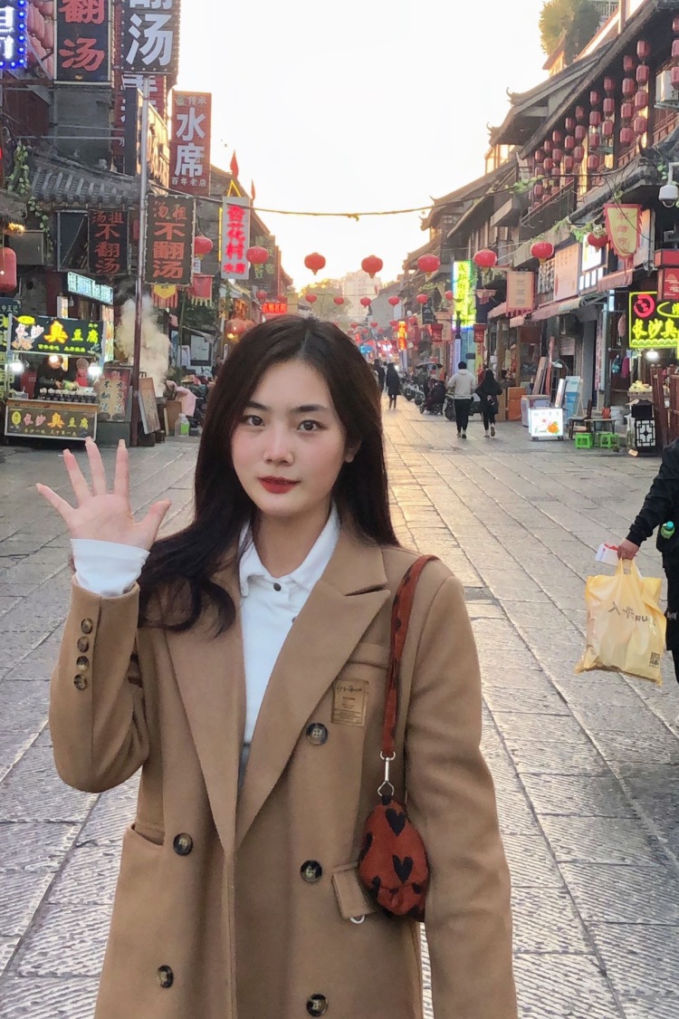 三盅东坡肉-河南省·开封市·龙亭区--本科播音与主持艺术专业,身高168,体重51kg,可以接衣服,饰品之类的拍摄,价格可议~