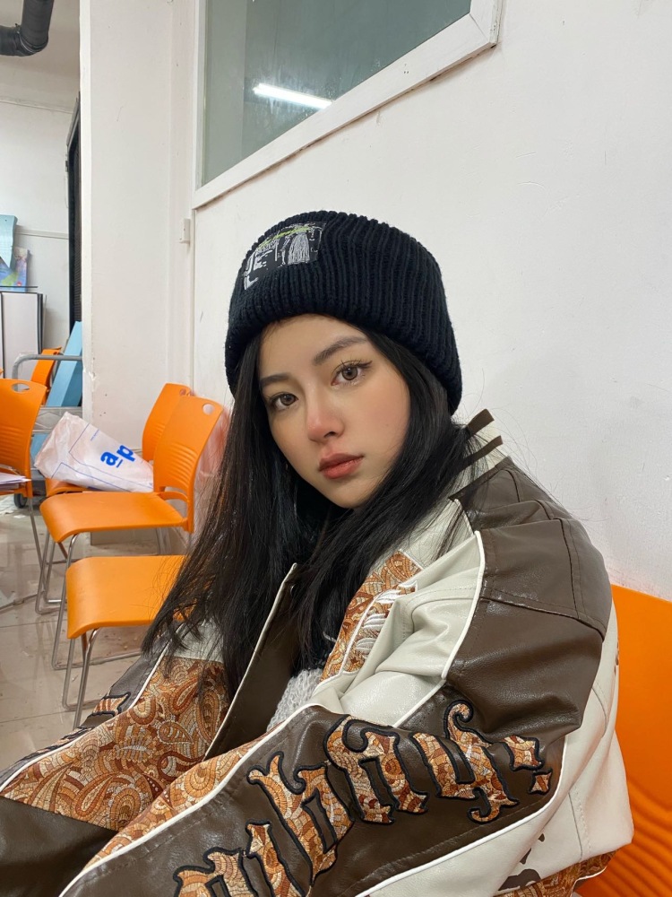 skhs-辽宁省·大连市·中山区--大家好！
接寄拍，服装 鞋子 瞳模 开箱测评 化妆品 饰品等都可以，会拍照修图剪短视频，出图快有耐心
年龄：20
身高：164CM
体重：42KG