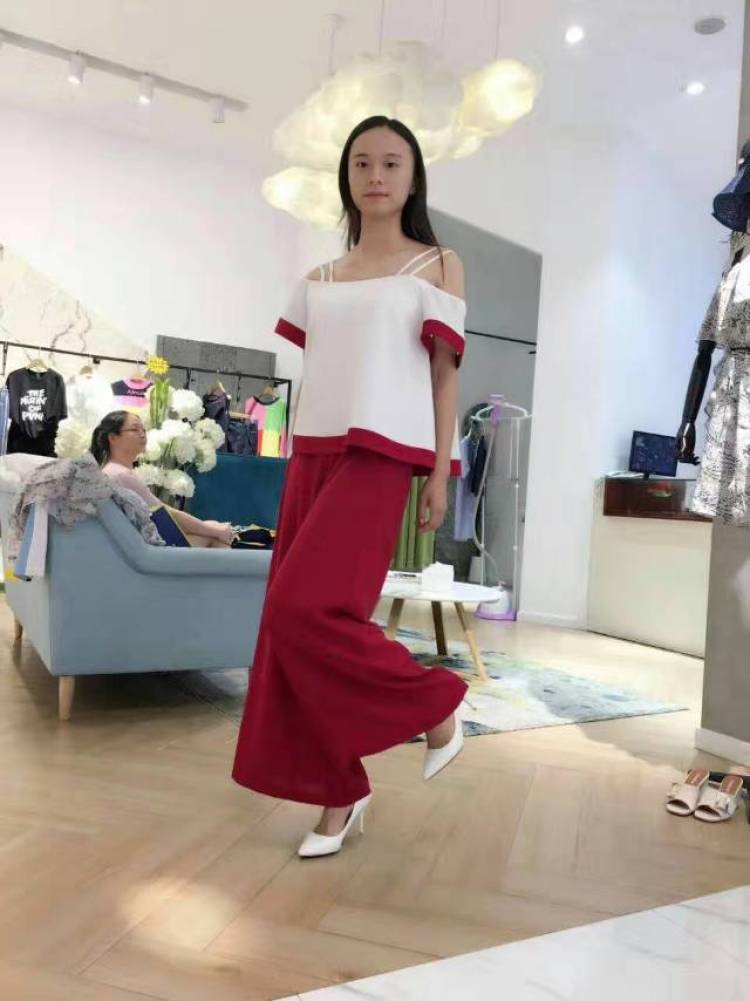天乐-湖南省·长沙市·望城区--大家好！
寄拍什么都行，好沟通，买家秀，探店，什么都🉑️我是模特，身高168.体重50🉑️p图，不拖拉
年龄：28
身高：168CM
体重：50KG