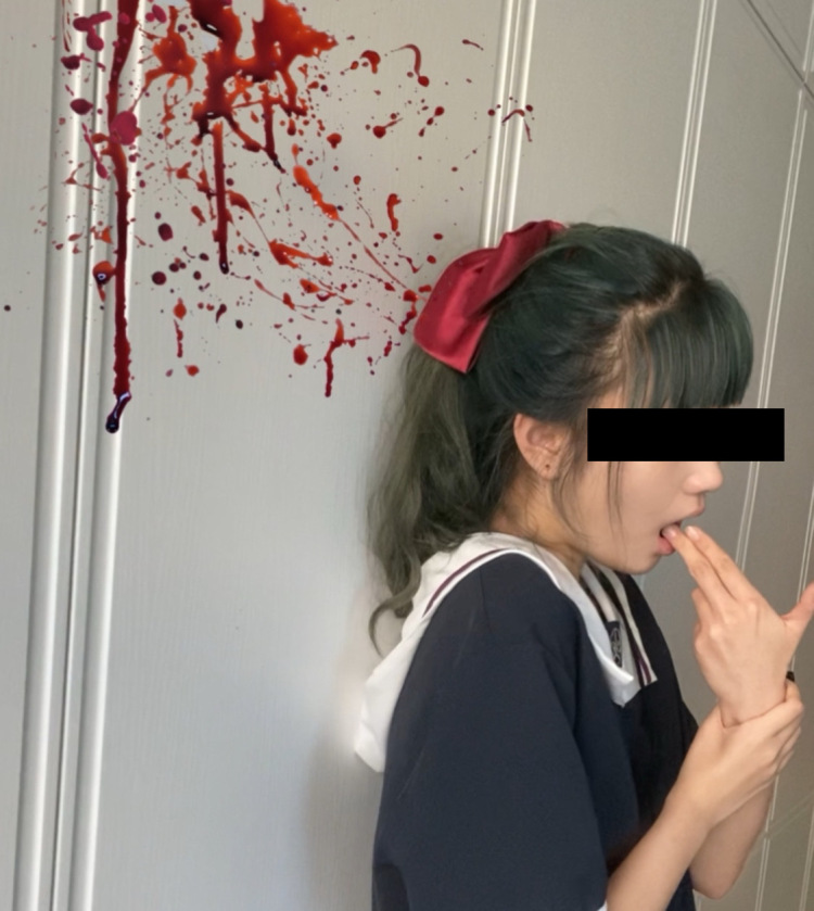 科科-辽宁省·大连市·甘井子区-微博-随缘接单 身高168 51公斤 20岁 看上去长得小 不化妆，p得一手好图，态度性格好，手好看 特点是左眼睛下面有两颗并排泪痣