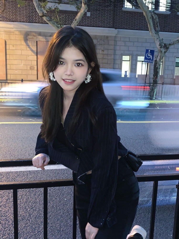 --上海市·上海市·徐汇区--是个素人 爱好探店拍照 想接淘宝寄拍 平时外出拍照拍得多 身高165 体重102 摄影师和商家们看看我找我约拍