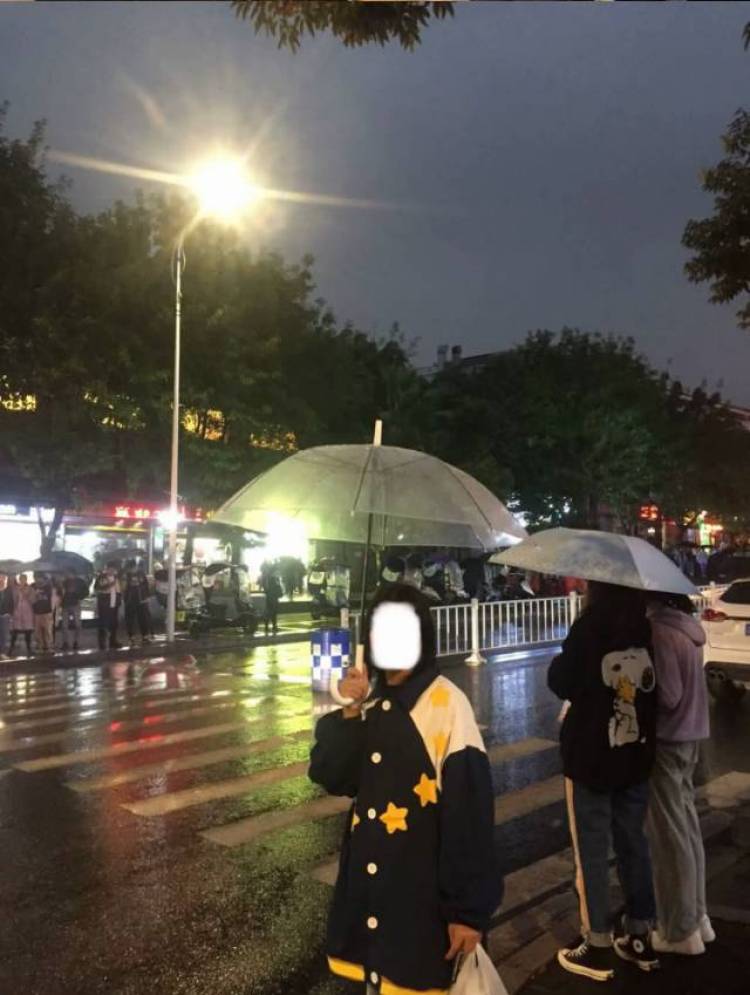 .-重庆市·重庆市·涪陵区-快手-会拍照 比较会搭配 是学生 平时穿搭比较适合。喜欢拍照🉑️买家秀、寄拍、送拍
好奇心十足🉑️开箱种草推荐
没事儿瞎晃悠🉑️探店打卡