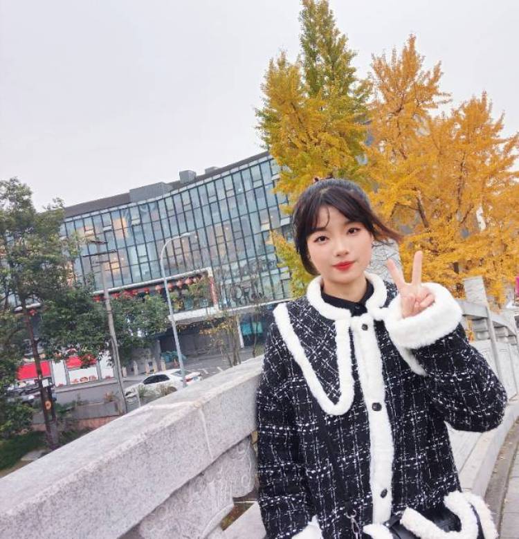 纯情女孩-四川省·成都市·新津区-抖音,***-会一些p图 化妆 拍照 唱歌 画画,买家秀 开箱测评,探店打卡