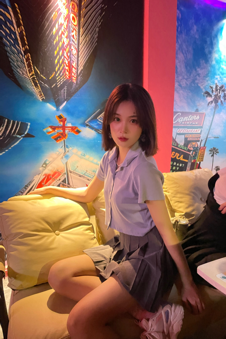 ʚ 白寻ɞคิดถึง-浙江省·温州市·乐清市-***,抖音,微信-和合作的拍照摄影师,自己会p图,还会配音。擅长搭配和设计风格,热爱小众设计师品牌。眼睛大,短发造型,脸偏小,腿长。