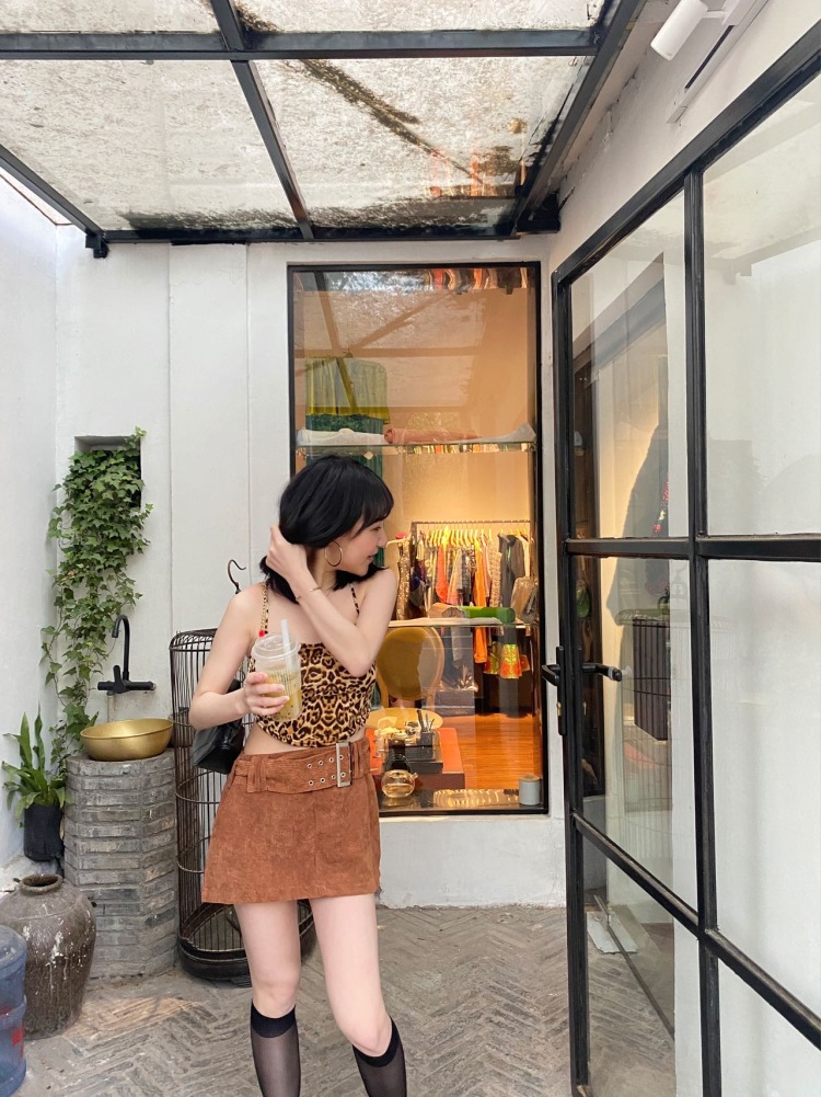 Alina-上海市·上海市·浦东新区-抖音1300➕-抖音直播过，日常比较会穿搭，身高属于小个子，158cm，44kg比例匀称 84 62 84
适合纯欲风，可爱，性感，各种风格都会尝试