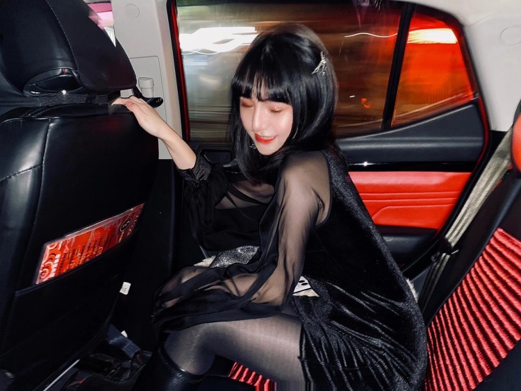 Alina-上海市·上海市·浦东新区-抖音1300➕-抖音直播过，日常比较会穿搭，身高属于小个子，158cm，44kg比例匀称 84 62 84
适合纯欲风，可爱，性感，各种风格都会尝试