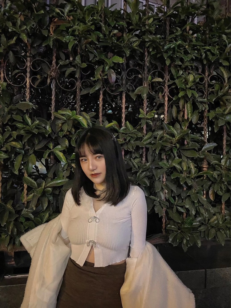Alina-上海市·上海市·浦东新区-抖音1300➕-抖音直播过，日常比较会穿搭，身高属于小个子，158cm，44kg比例匀称 84 62 84
适合纯欲风，可爱，性感，各种风格都会尝试