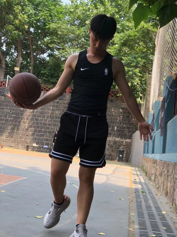 🤞🏼-山东省·青岛市·市南区--爱运动💪🏼擅长篮球🏀 了解各类关于篮球装备服饰 热爱潮服穿搭 喜欢拍照拍视频 有需要请选我!