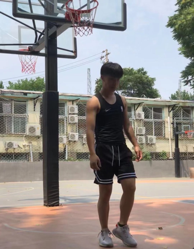 🤞🏼-山东省·青岛市·市南区--爱运动💪🏼擅长篮球🏀 了解各类关于篮球装备服饰 热爱潮服穿搭 喜欢拍照拍视频 有需要请选我！