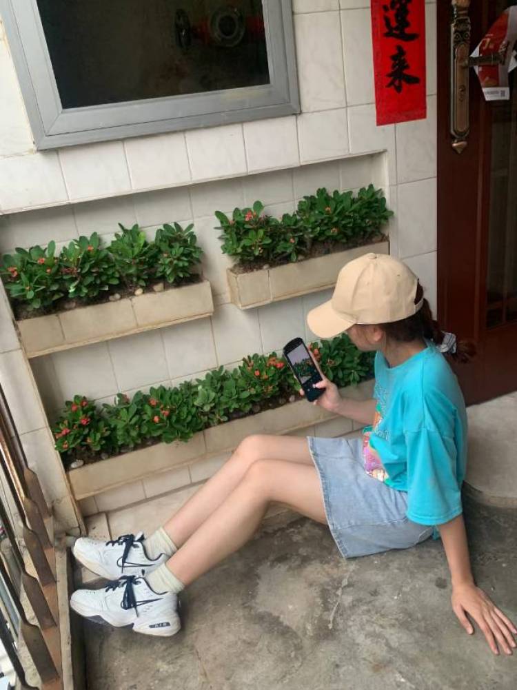 芝栖-福建省·漳州市·云霄县--会修图,有点画画基础,会唱歌,梦想当一名成功的穿搭博主。接单范围:买家秀种草、免费试用,只要不过分就可以接受