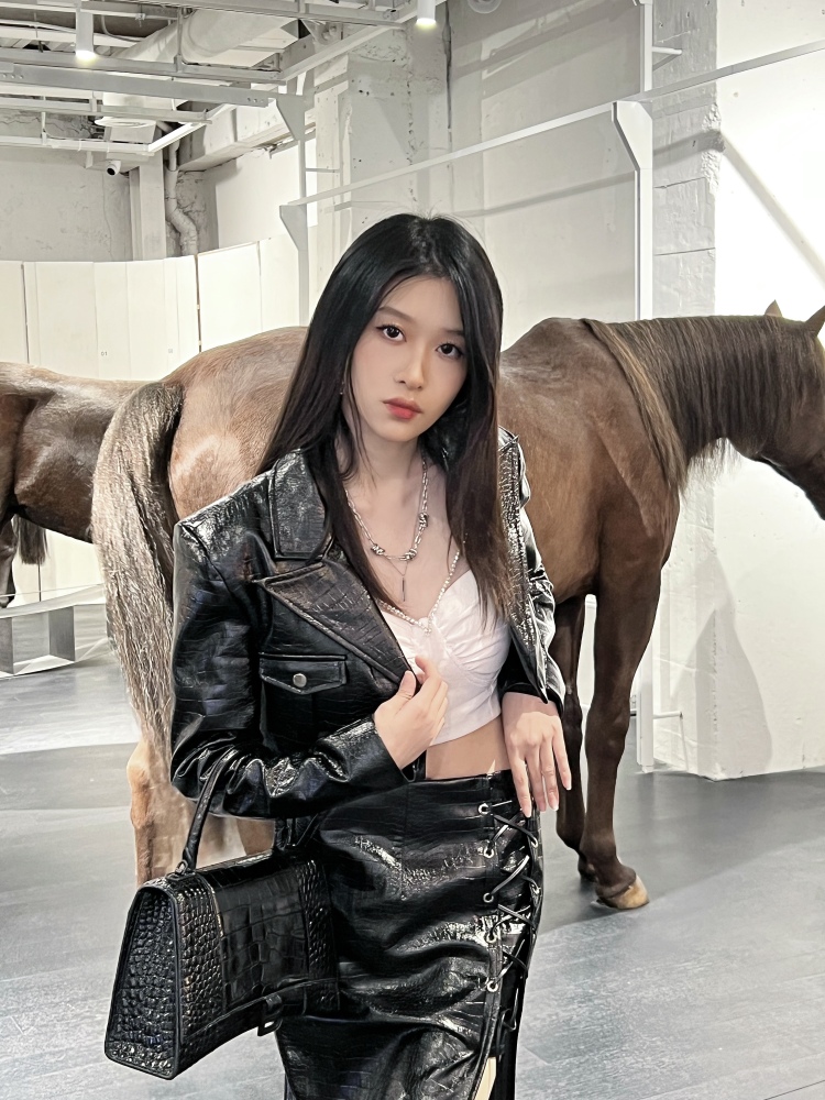一杯葡萄桃-上海市·上海市·浦东新区-一杯葡萄桃-接服装首饰寄拍 探店打卡 写真创意模特不接私房哦 平面模特 欢迎私信