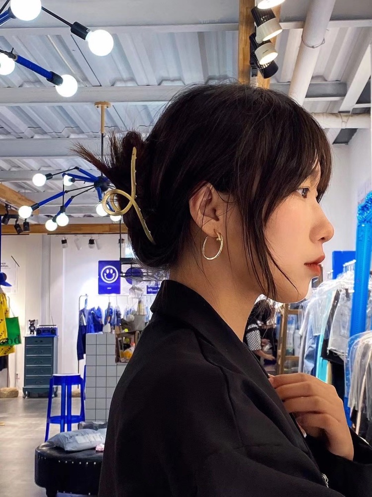 林仙鸳-河南省·洛阳市·涧西区--女,18,特长是美术,我喜欢的风格有很多,比如y2k,辣妹风,oversize,小香风,轻欧美等等,为此我还做过一些了解,以及许多青年人,学生等穿衣风格及爱好,可以从专业的角度在选择服装。我也有私藏的