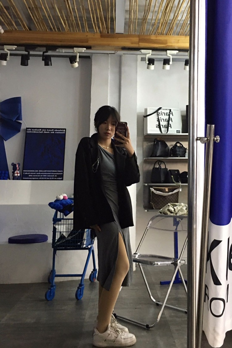 林仙鸳-河南省·洛阳市·涧西区--女,18,特长是美术,我喜欢的风格有很多,比如y2k,辣妹风,oversize,小香风,轻欧美等等,为此我还做过一些了解,以及许多青年人,学生等穿衣风格及爱好,可以从专业的角度在选择服装。我也有私藏的
