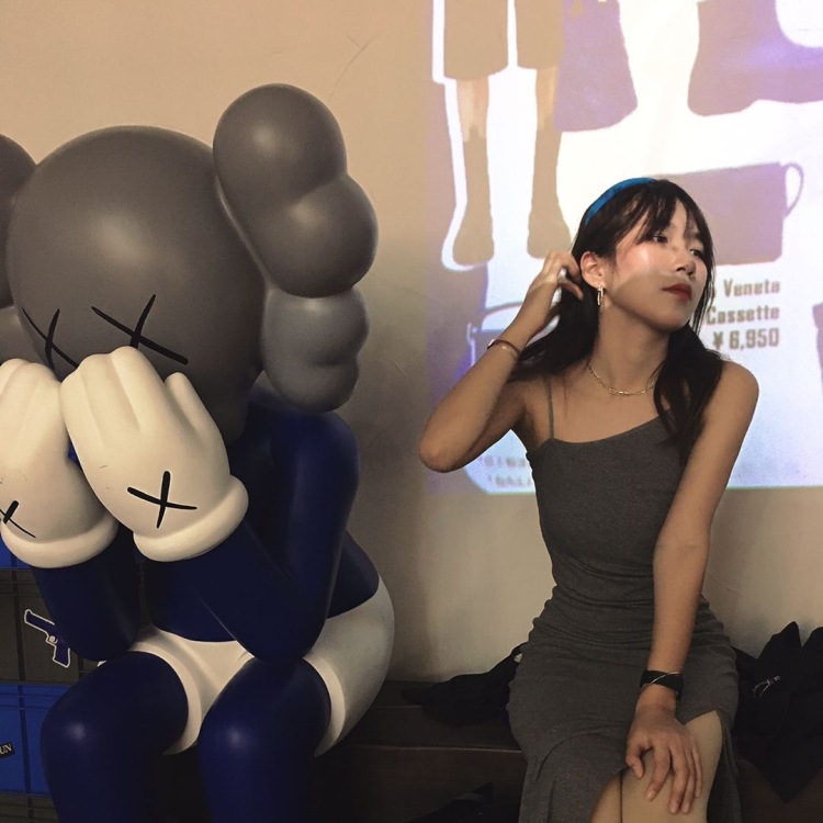 林仙鸳-河南省·洛阳市·涧西区--女,18,特长是美术,我喜欢的风格有很多,比如y2k,辣妹风,oversize,小香风,轻欧美等等,为此我还做过一些了解,以及许多青年人,学生等穿衣风格及爱好,可以从专业的角度在选择服装。我也有私藏的