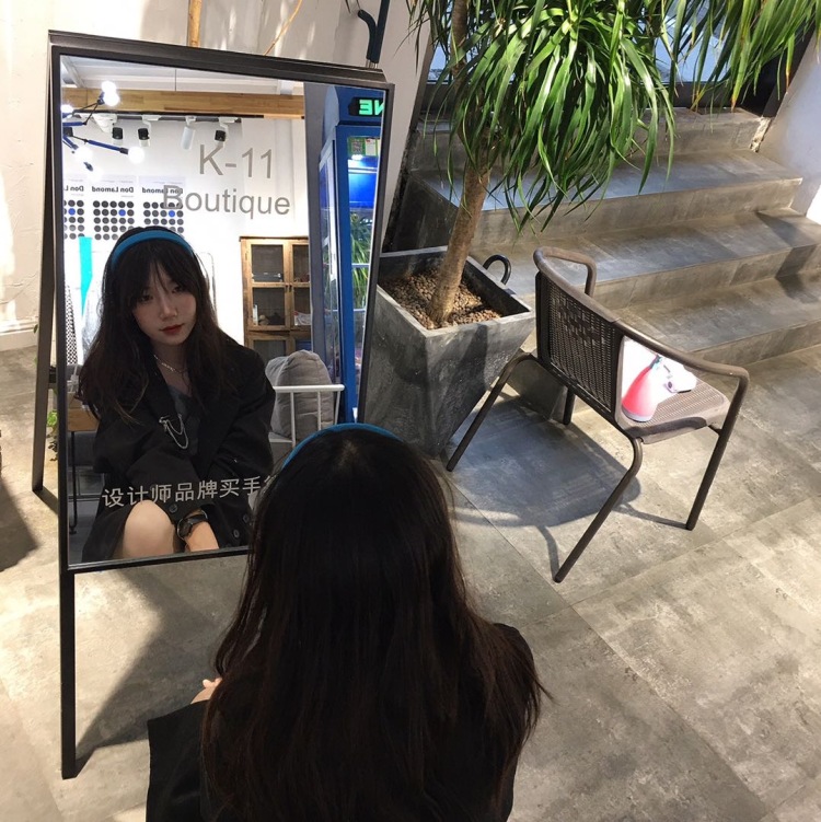 林仙鸳-河南省·洛阳市·涧西区--女,18,特长是美术,我喜欢的风格有很多,比如y2k,辣妹风,oversize,小香风,轻欧美等等,为此我还做过一些了解,以及许多青年人,学生等穿衣风格及爱好,可以从专业的角度在选择服装。我也有私藏的