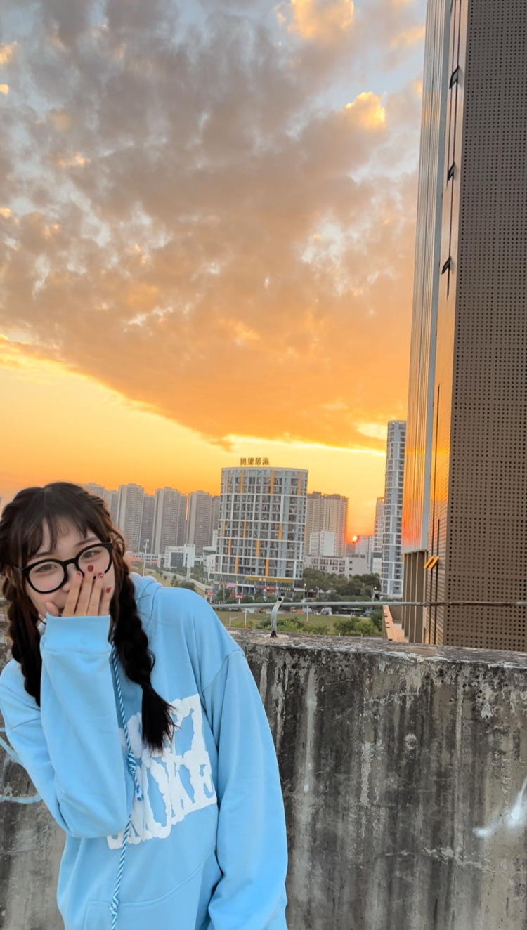 ang-广西壮族自治区·南宁市·西乡塘区--个人比较喜欢拍照 穿搭 会化妆
会修图 会做视频 什么风格都可以，都能驾驭  有需要的老板可以找我
年龄：20
身高：170
体重：58KG