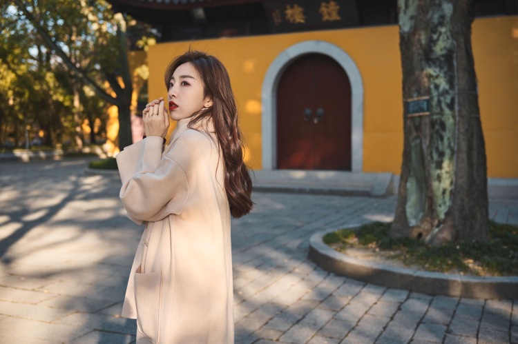 Sunshine-江苏省·苏州市·吴中区--接商拍,美瞳服饰饰品鞋子裤子都ok。
有专业摄影师和后期。(后期图片是否精修看你需要~)
可室内可室外出图。纯对镜自拍不接,他拍为主。
不脱稿!!!真诚期待与你的合作。