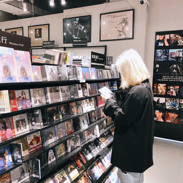 Krystal-广东省·深圳市·龙华区-抖音***-接寄拍网拍 服装饰品等 各种风格不限制 各大平台都可发布 会修图出图快效率高长期合作 ~