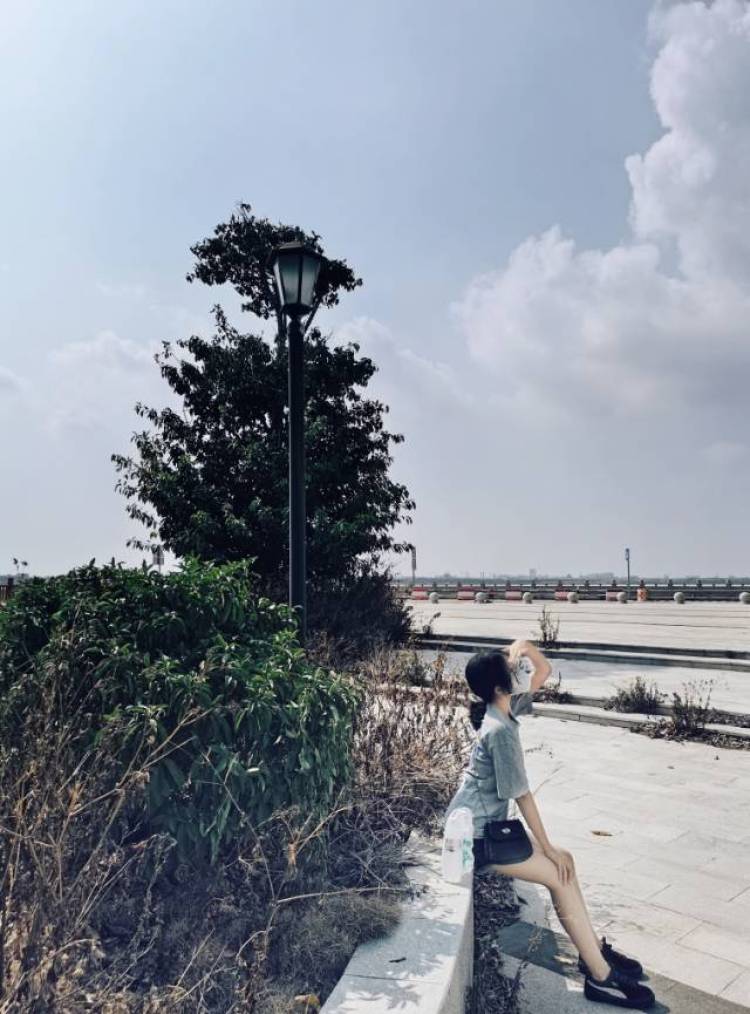 🦈-福建省·泉州市·晋江市--本人今年高一啦 是个学生党 平时很喜欢拍照p图 可以接一些彩妆推荐和寄拍 玩***抖音 价格都好商量 就是想利用闲余时间充实自己一下啦
以下是我一些近期的作品_(-ω-`_)⌒)_