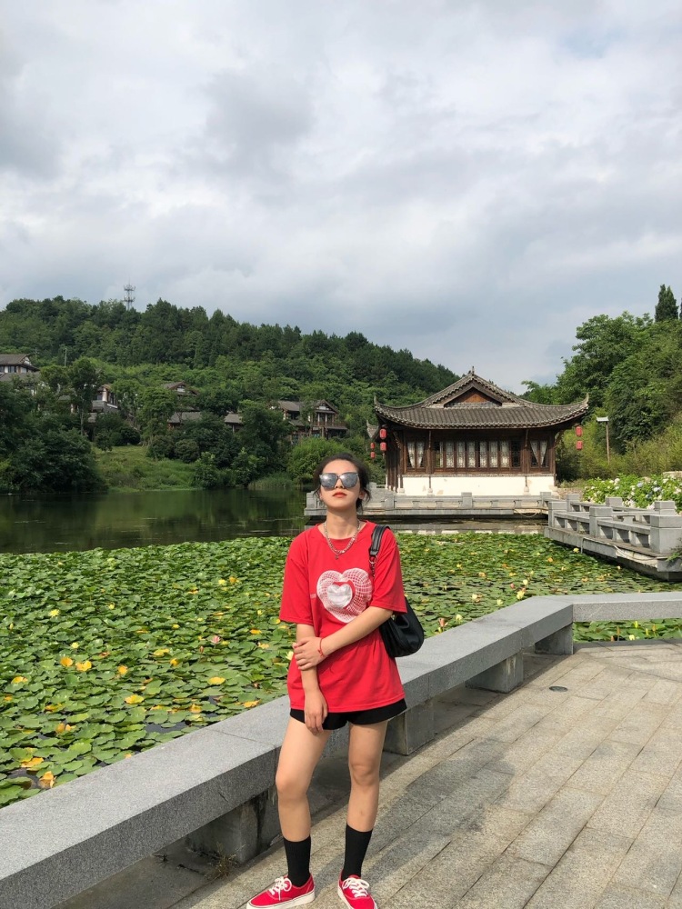 ZL-贵州省·黔南布依族苗族自治州·三都水族自治县-快手,***,抖音-本人平时喜欢拍照,会修图,喜欢穿新衣服出去拍照,喜欢尝试各种风格。
身高:160
体重:105斤