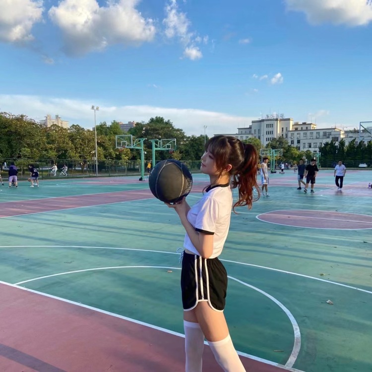 一屿汀畔-江苏省·无锡市·梁溪区-抖音-买家秀经验丰富，抖音有几千点赞，风格多变，170cm 48kg