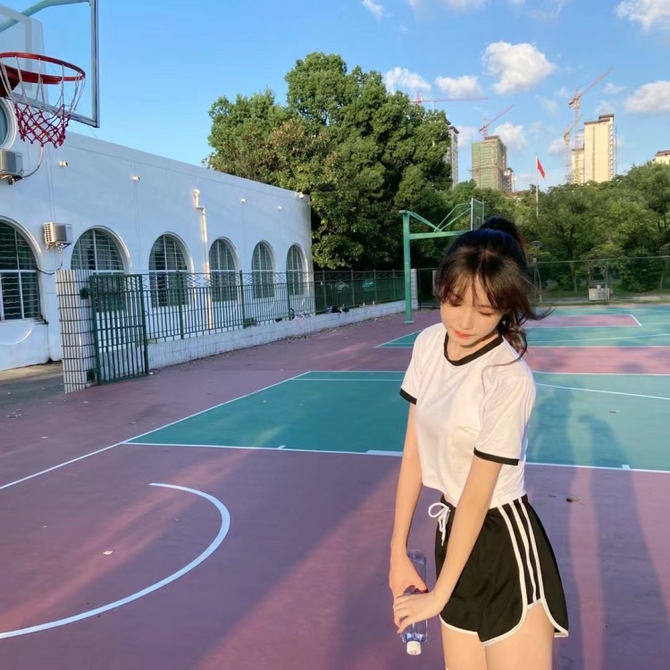 一屿汀畔-江苏省·无锡市·梁溪区-抖音-买家秀经验丰富，抖音有几千点赞，风格多变，170cm 48kg