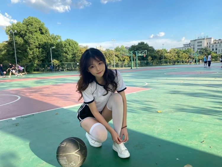 一屿汀畔-江苏省·无锡市·梁溪区-抖音-买家秀经验丰富，抖音有几千点赞，风格多变，170cm 48kg