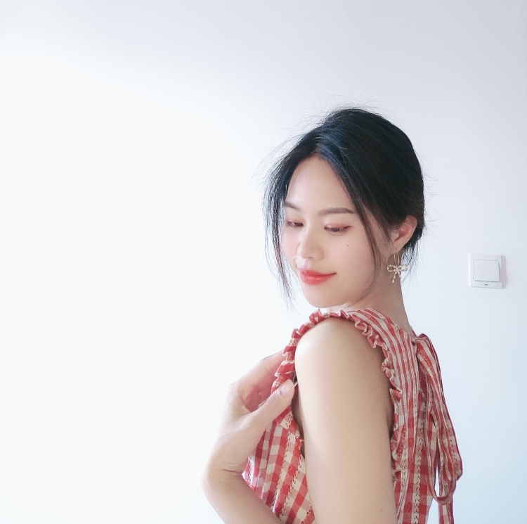 阳鸣月-云南省·昆明市·呈贡区-抖音,微博,某红薯-大家好,我是一名上班族,目前想找寄拍兼职。身高155cm,体重76斤,偏瘦,不高,但身材比例还可以,平时喜欢拍照修图,我喜欢通过穿搭和拍照角度来遮住自己的身高缺陷,所以平时别人看我的照片都以为我165