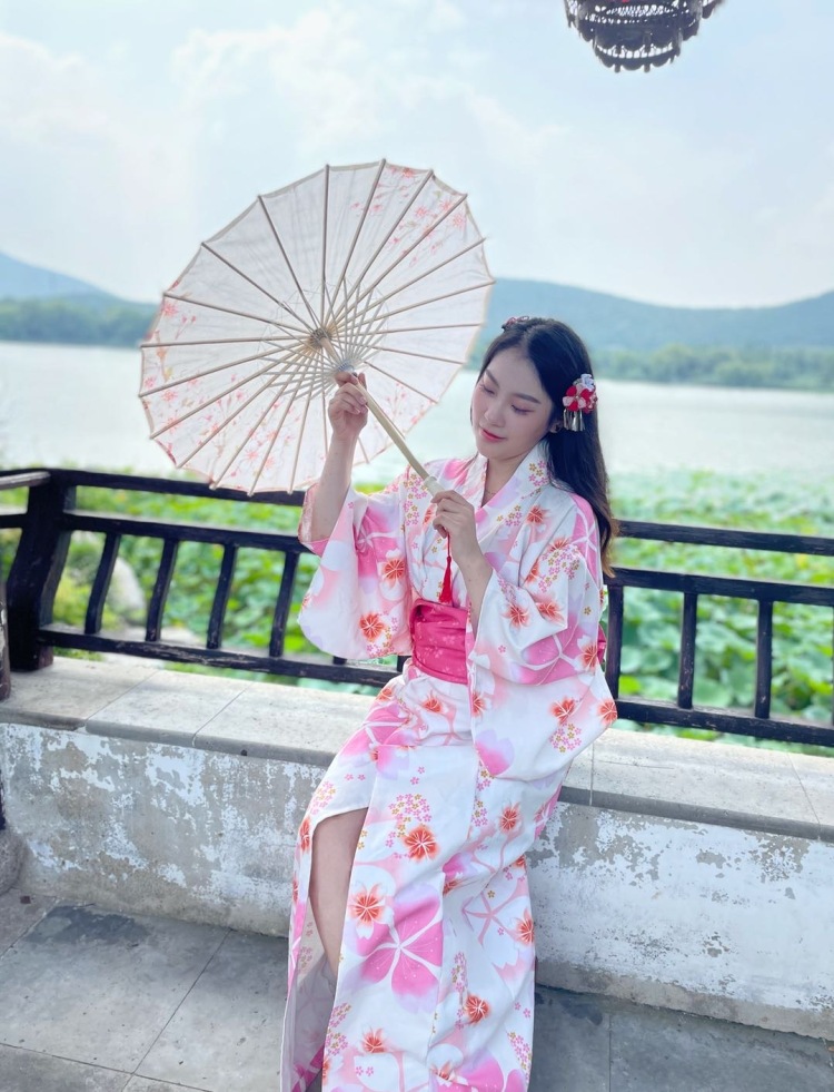 胡美丽♬-江苏省·徐州市·鼓楼区--主持人一枚 风格百变 甜美居多
身高162 体重 55kg 微胖甜美少女
微胖穿搭商家 配饰或鞋帽商家都🉑联系