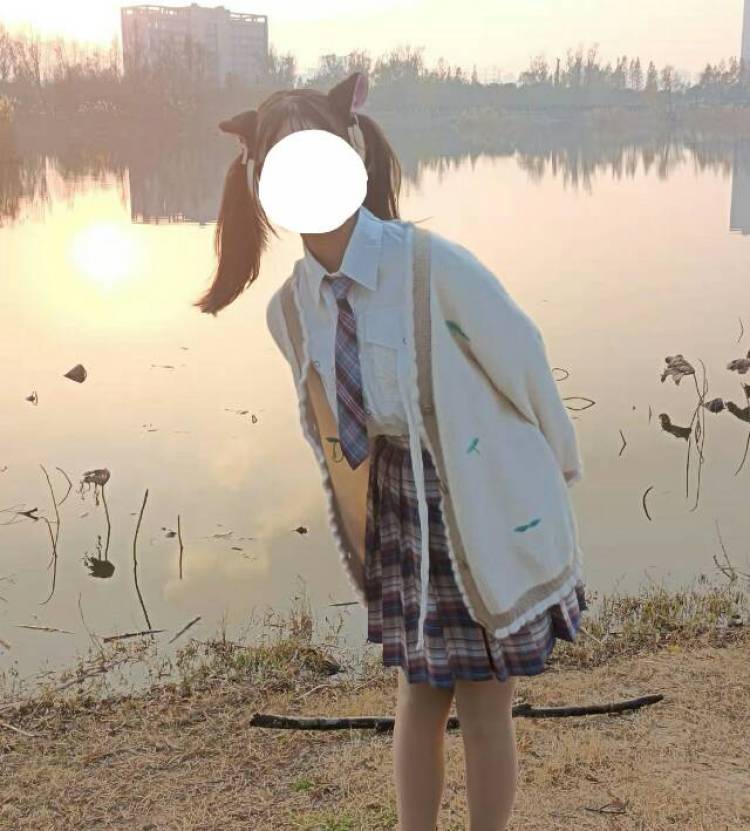 R。-河南省·平顶山市·新华区-快手 ***-可以拍衣服首饰之类的，身材是偏瘦，画画什么也都可以，开箱测评也接，时间星期六星期天充足，唱歌跳舞也学过，风格御姐萝莉也都ok！希望各位商家大大看看我！