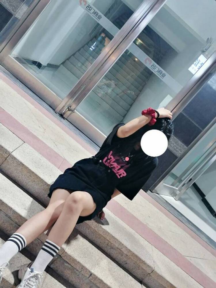 R。-河南省·平顶山市·新华区-快手 ***-可以拍衣服首饰之类的,身材是偏瘦,画画什么也都可以,开箱测评也接,时间星期六星期天充足,唱歌跳舞也学过,风格御姐萝莉也都ok!希望各位商家大大看看我!