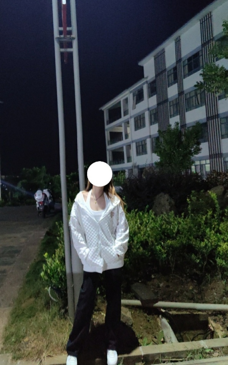 川上富江·-云南省·昆明市·五华区--在校大二学生，身高162，体重48公斤，平时时间多，也喜欢化妆拍照，想在校期间接些小单，会p图，希望可以接到合作💕