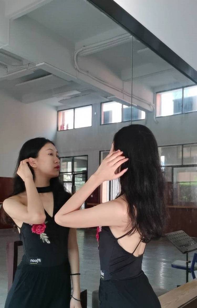 F-广东省·深圳市·宝安区--接寄拍单，费用协商，身高167体重49。
可接服饰，配饰，甲片