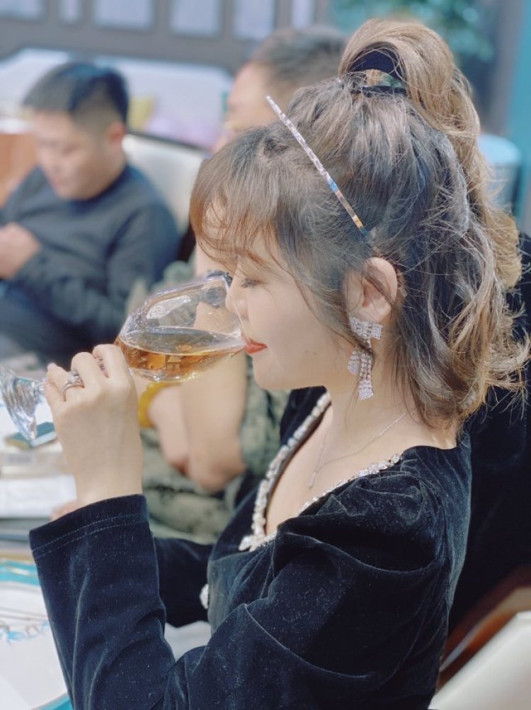 拾-江苏省·镇江市·扬中市--可驾驭多种风格，首饰，服装，淘宝网拍买家秀经验多~京东会员，88会员，
合作滴滴我，拍摄时间充足！
身高：158CM
体重：46KG