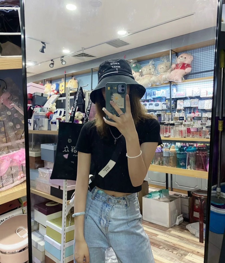 🔅晴允-云南省·丽江市·古城区-快手，***，美图秀秀-会穿搭，可以各种风格切换，丽江风景优美出片效果好，并且本人注重拍摄背景，会认真挑选，可放心寄拍。有舞蹈才艺，热爱拍照，会自己修图，快手、***、美图秀秀有一些粉丝基础，虽然不多但会多方面做宣传。