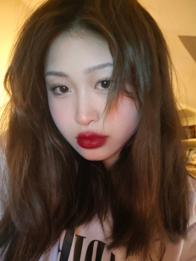 kd-浙江省·杭州市·拱墅区--喜欢拍照，会p图
可以做寄拍
服装 包 鞋子 配饰 都可
167cm 55kg