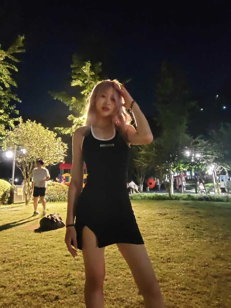 kd-浙江省·杭州市·拱墅区--喜欢拍照，会p图
可以做寄拍
服装 包 鞋子 配饰 都可
167cm 55kg