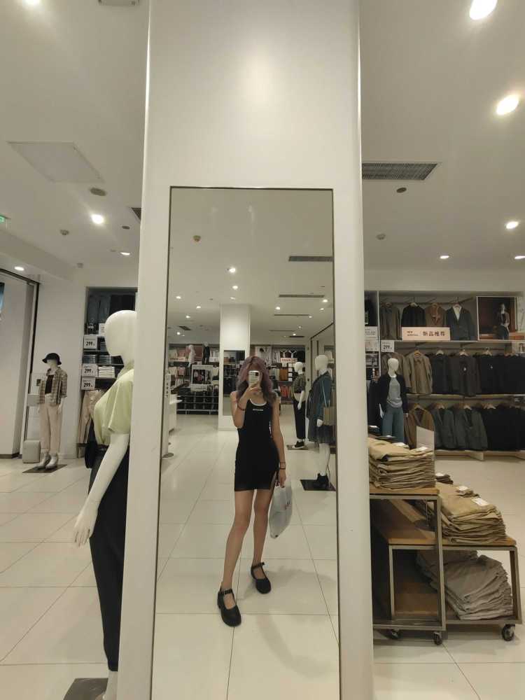 kd-浙江省·杭州市·拱墅区--喜欢拍照，会p图
可以做寄拍
服装 包 鞋子 配饰 都可
167cm 55kg