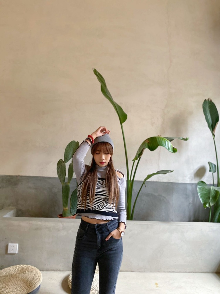 Ashley🐰阿笙-浙江省·金华市·义乌市-抖音-身高167
体重49
有拍摄经验会修图,可做寄拍模特买家秀,淘宝种草开箱测评等,也可接短视频拍摄,会会拍摄剪辑