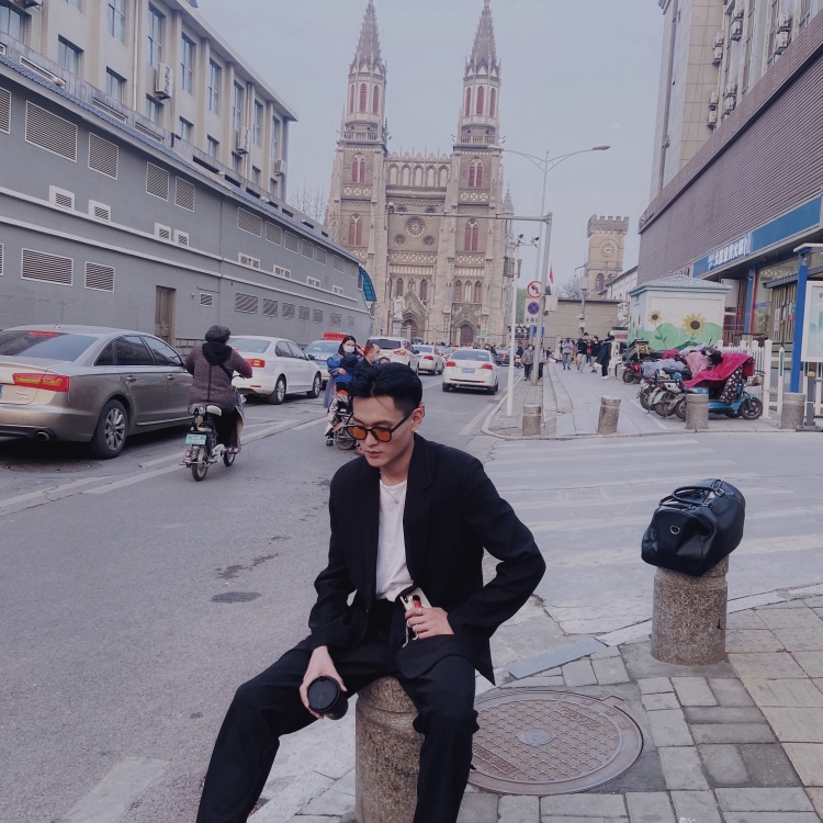 God-山东省·济南市·长清区-反犬旁的猛-模特，喜欢拍照打卡，分享穿搭！图片高级高清！身高180 体重125
