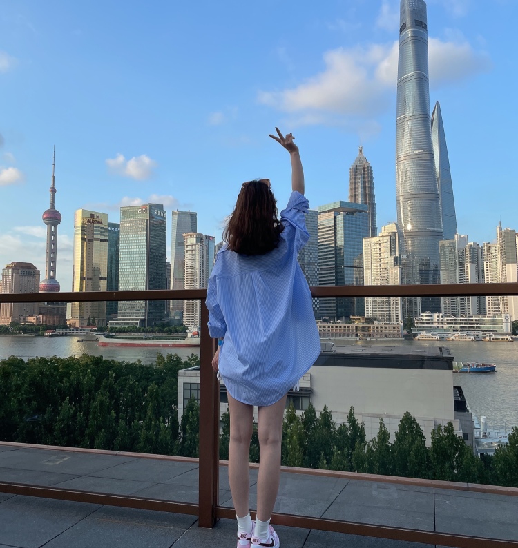 Daisy-上海市·上海市·徐汇区--平常爱自拍，身高1.65，体重45kg，寄拍或者其他都可以，坐标上海，周边也是可以的，接单ing💙💙