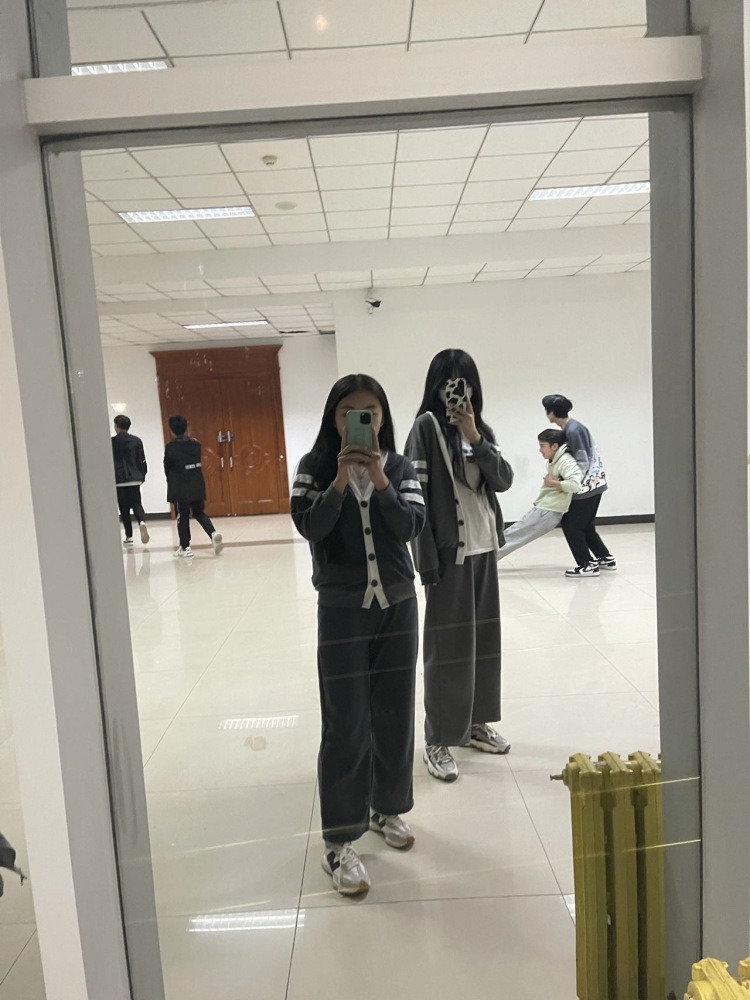 Queen-河北省·石家庄市·长安区-抖音,快手-买家秀,167 100 斤 会跳舞会唱歌,学生党一枚,希望通过拍照赚外快,