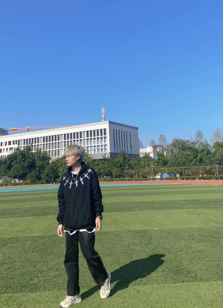西山人质-广西壮族自治区·桂林市·雁山区-抖音 微博 快手-买家秀衣服好看可以免费帮寄拍哦
在校学生 男 身高171 体重110 年龄22