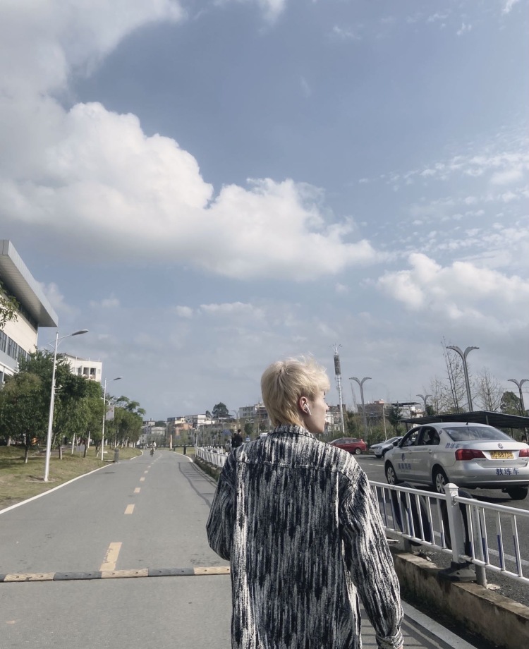 西山人质-广西壮族自治区·桂林市·雁山区-抖音 微博 快手-买家秀衣服好看可以免费帮寄拍哦
在校学生 男 身高171 体重110 年龄22