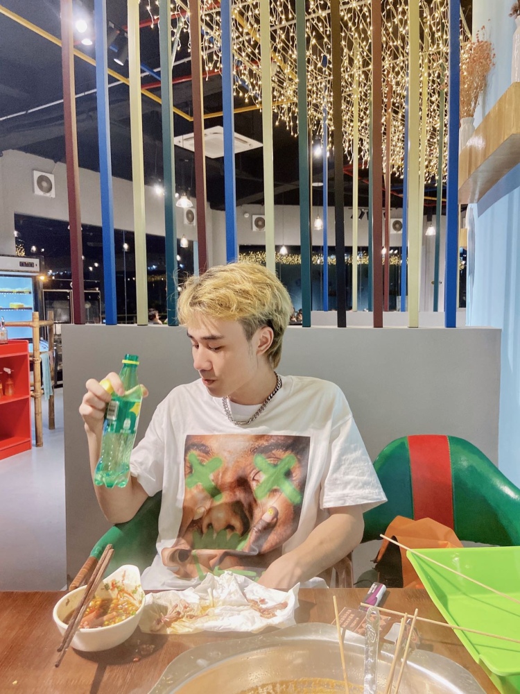 西山人质-广西壮族自治区·桂林市·雁山区-抖音 微博 快手-买家秀衣服好看可以免费帮寄拍哦
在校学生 男 身高171 体重110 年龄22