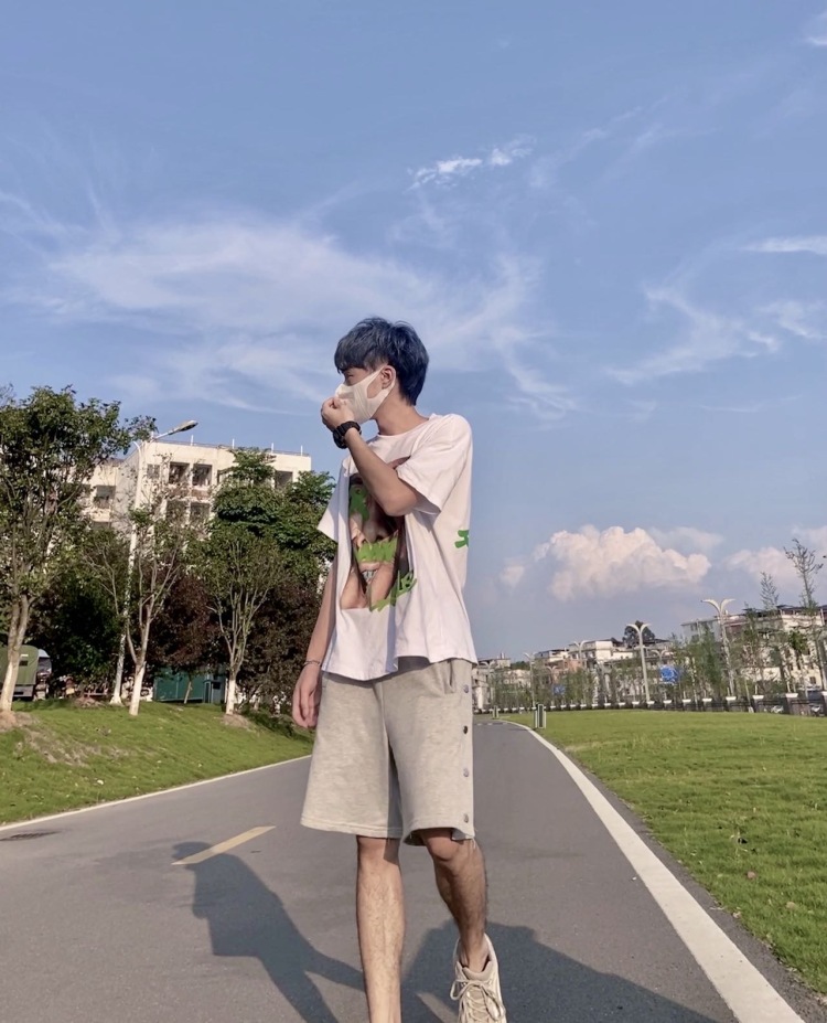 西山人质-广西壮族自治区·桂林市·雁山区-抖音 微博 快手-买家秀衣服好看可以免费帮寄拍哦
在校学生 男 身高171 体重110 年龄22